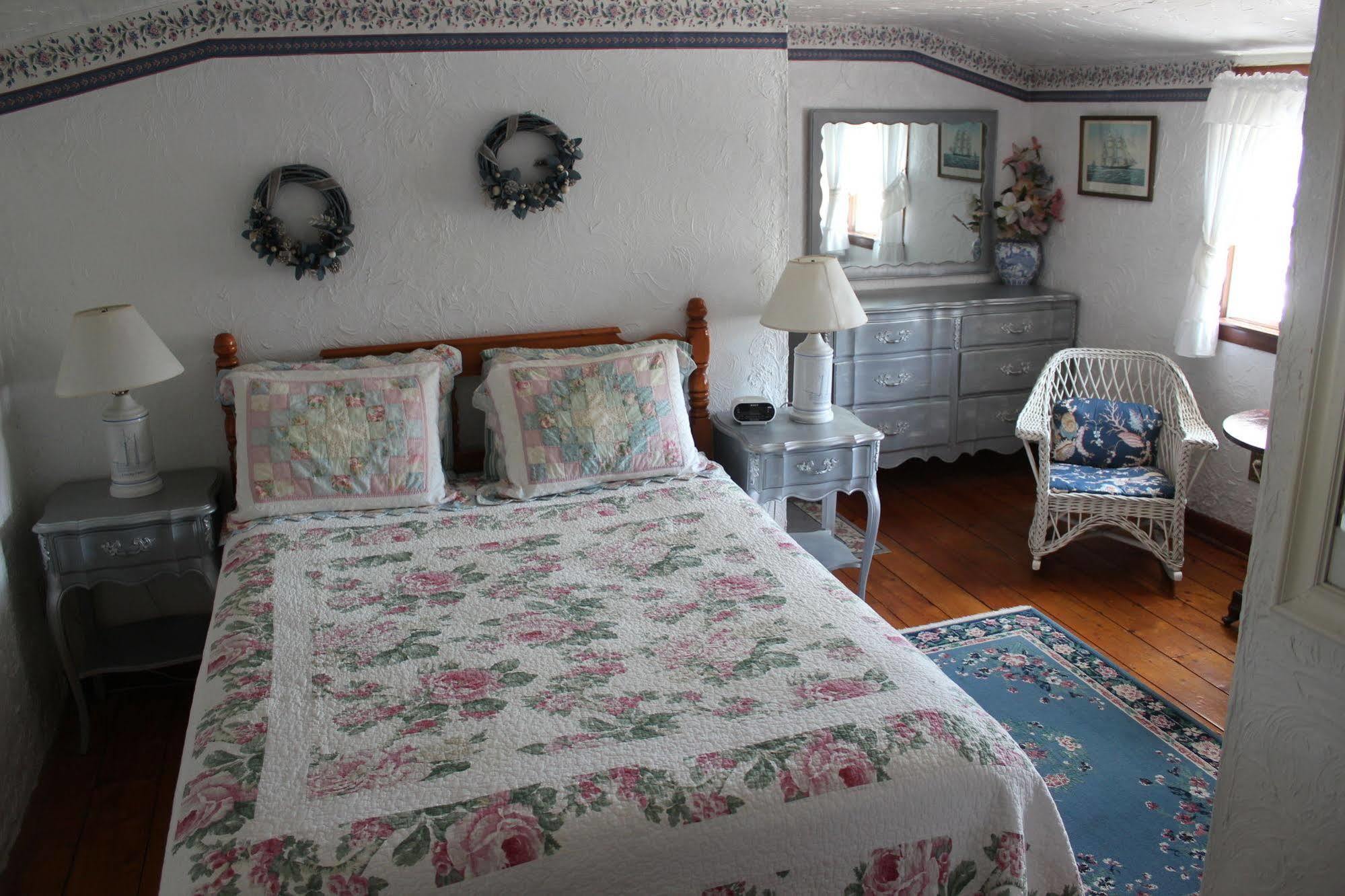 Sea Breeze Inn Hyannis Port Exteriör bild