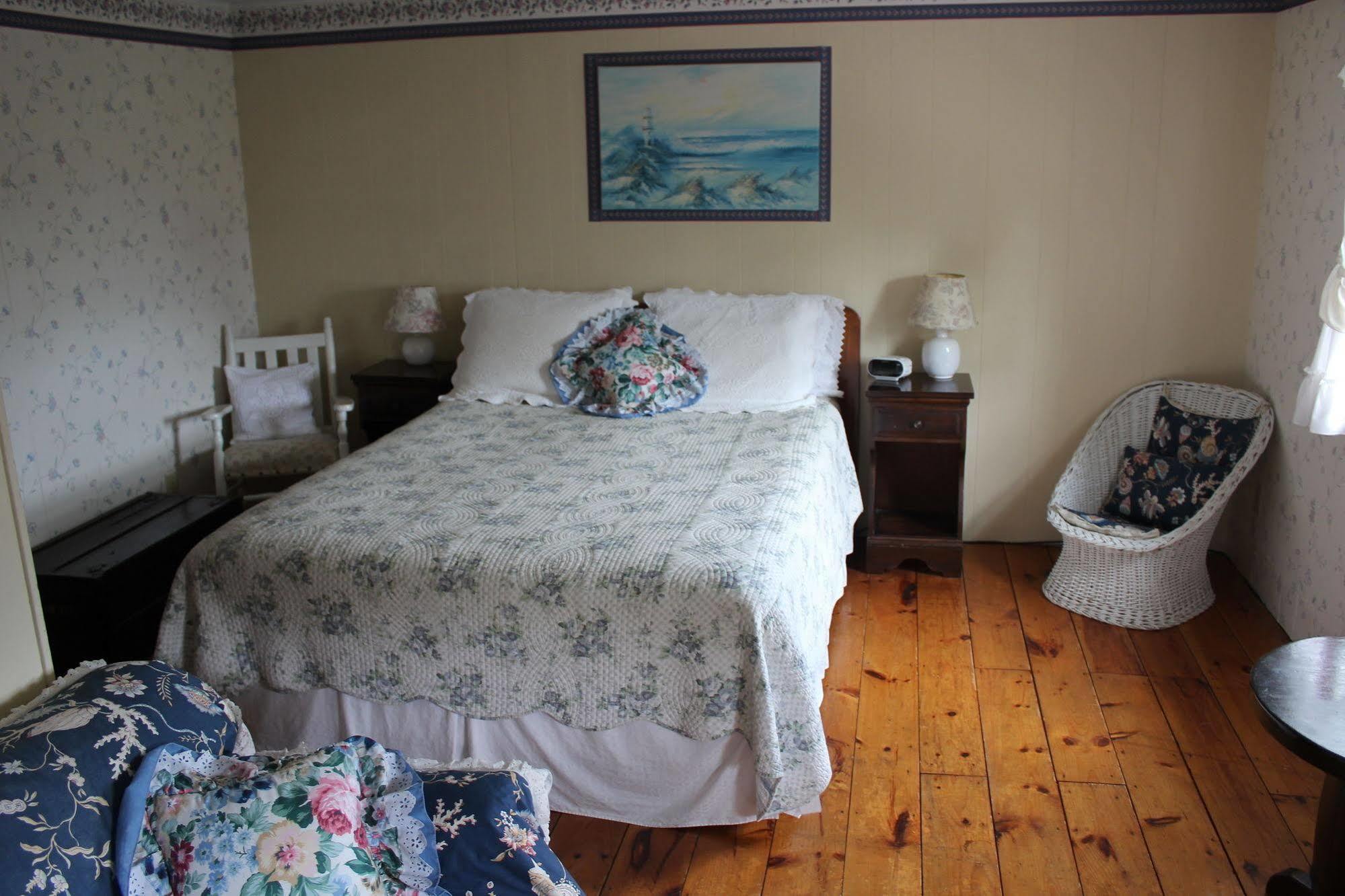 Sea Breeze Inn Hyannis Port Exteriör bild